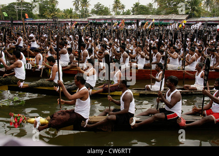 Ruderer tun Masse Bohrer von Nehru Trophäe Schlange Regatta oder Chundan Vallam in Alappuzha, die früher Alleppey, Kerala, Indien Stockfoto