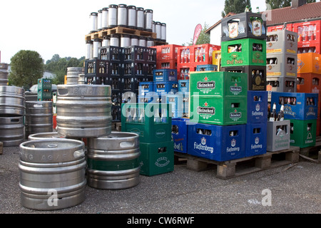 Symbolfoto, gestapelt und Getraenkekisten Bierfaesser Stockfoto