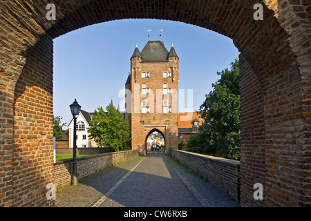 Klever Tor, Klever Tor, Blick auf innere Tor vom äußeren Tor, Xanten, Ruhrgebiet, Nordrhein-Westfalen, Deutschland Stockfoto