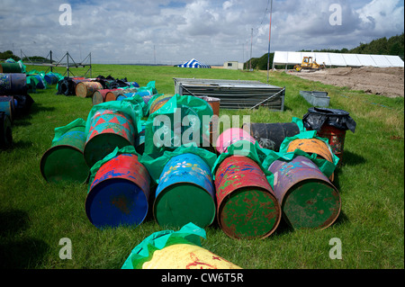 Mülltonnen in der Vorbereitung für Boomtown Festival UK Stockfoto