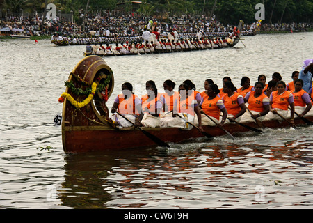 Ruderer von nehru Trophy Snakeboat Race oder Chundan Vallam Rennen in alappuzha Back Waters früher bekannt alleppey, kerala, indien, Schlangenboot Rennen Stockfoto