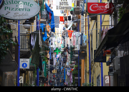 Straße mit Clothlines und Zeichen, Italien, Neapel Stockfoto