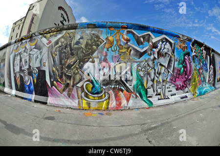 Bestandteil der so genannten "East Side Gallery" ein Teil der Berliner Mauer gemalt nach der Wiedervereinigung, Deutschland, Berlin Stockfoto