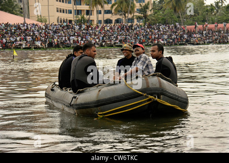 Kerala Feuer und Rettung Service & Tauchexperten in einem aufgeblasenen Rescue Boot Patrouille in Punnamadal während Nehru Trophäe-Regatta Stockfoto