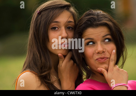 Porträt von zwei 15 jährige Mädchen, die Spaß skeptisch Grimasse, Frankreich Stockfoto