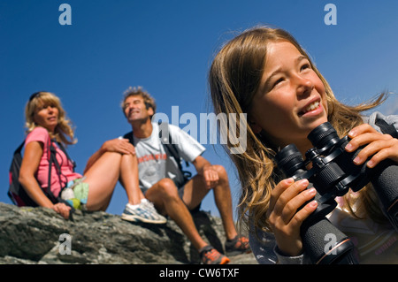 Familie auf einem Bergweg, Mädchen mit einem Feld Glas, Frankreich Stockfoto