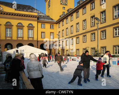 Menschen-Eislaufen auf dem Weihnachtsmarkt am Rathaus, Witten, Ruhrgebiet, Nordrhein-Westfalen, Deutschland Stockfoto