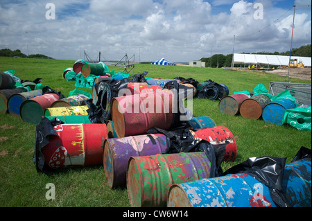 Mülltonnen in der Vorbereitung für Boomtown rock Festival UK Stockfoto