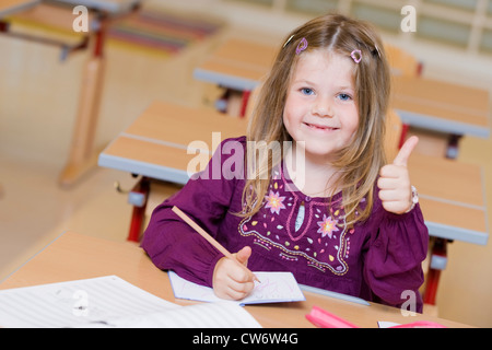 erste-Grader in Schule blätterte bis Stockfoto