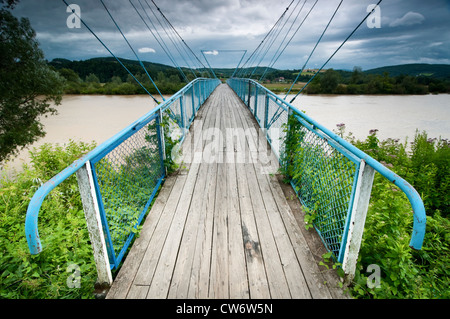 Brücke über den braunen Fluss in der Landschaft Stockfoto