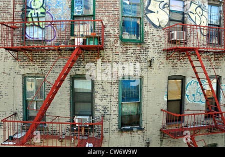 Fassade mit Feuerleitern und Graffitis, USA, Manhattan, New York City anzeigen Stockfoto