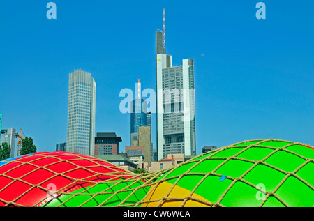 Kinderspielplatz auf der Museumsmeile im Hintergrund sehenswert wenn Maintower, Dresdner Bank, Helaba und Commerzbank, Deutschland, Hessen, Frankfurt Stockfoto