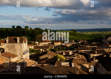 Das Dorf Saint Emilion entnommen Monolithic-Kirche in Saint Emilion, Südfrankreich Stockfoto