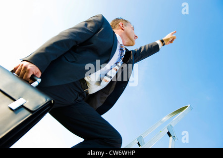 Business Karriere, Geschäftsmann auf der Karriereleiter Stockfoto