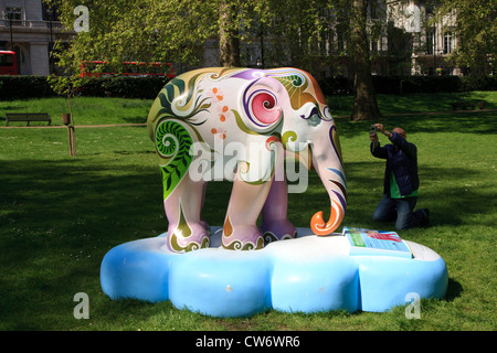 Mann ein Foto des Imperiums ist nicht auffällig zurück in Green Park, Teil des Londoner Elephant Parade 2010. Stockfoto