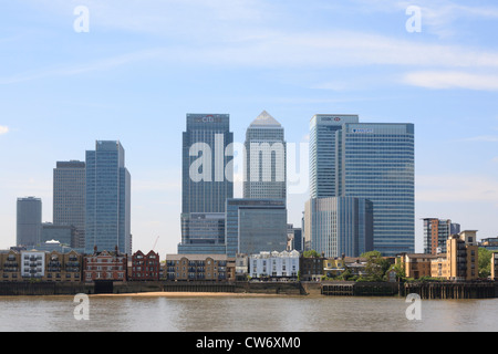 Die Türme in Canary Wharf Zwerg der älteren Wohnimmobilien am Ufer der Themse Stockfoto