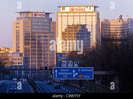 Autobahn A 40 in Essen mit der Skyline von Evonik Gebäude bei Sonnenaufgang, Essen, Ruhrgebiet, Nordrhein-Westfalen, Deutschland Stockfoto