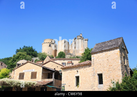 Nach oben auf das Chateau de Bonaguil über die Dächer des Dorfes in Lot-et-Garonne, Aquitaine, Südfrankreich Stockfoto