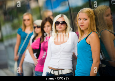 fünf Teenager posiert auf eine Glasfassade Stockfoto