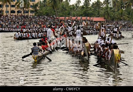 Ruderer dabei Masse Bohrer aus Nehrutrophy Schlange Regatta oder Chundan Vallam in Alappuzha, früher bekannt als Alleppey, Kerala, Indien Stockfoto