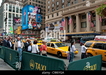 Taxi Cap stehen Menschen in Folge 7th Avenue Pennsylvania Station und Madison Square Garden von New York City Manhattan Stockfoto