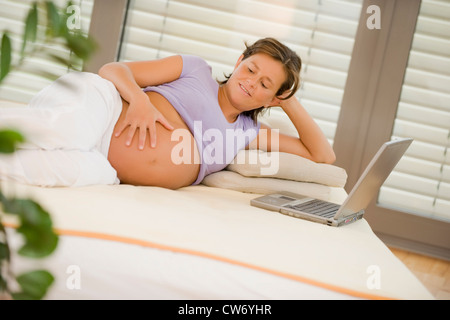 Schwangere Frau mit laptop Stockfoto