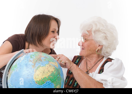 junge Frau und älterer Mensch mit Globus Stockfoto