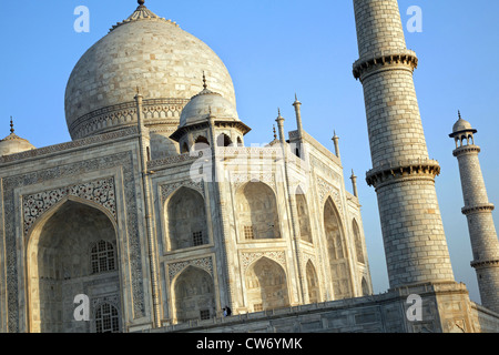 Das Taj Mahal-Mausoleum in weißem Marmor in Agra, Uttar Pradesh, Indien Stockfoto