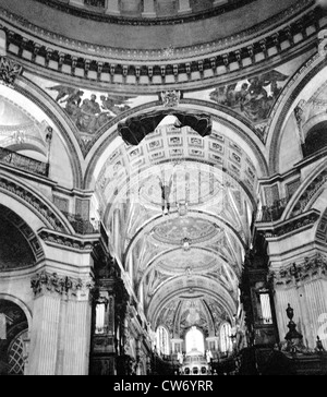 Russell Powell Basis 230 BASE-Jumping von der Whispering Gallery innen St Pauls Cathedral London Stockfoto