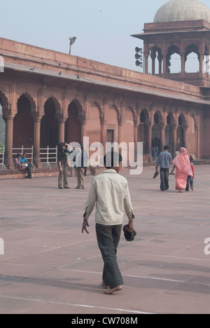 Mann geht in den Hof der Jama Masjid. Dies war am Morgen nicht in der Nähe von der Zeit der muslimischen Gebete und ziemlich leer. Stockfoto