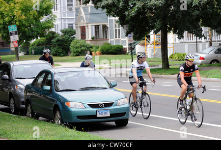 Radfahrer in Radweg auf Stadtstraße. Stockfoto