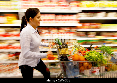 junge Frau im Supermarkt kauft Lebensmittel Stockfoto