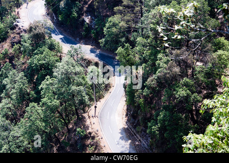 Verdrehung durch Wald in Lansdowne, mit der die Besucher auf der Straße nach oben oder unten den Berg Straße Bergstraße. Stockfoto