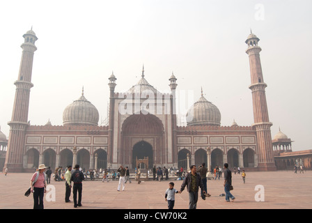 Menschen im Hof der Jama Masjid in Delhi. Etliche Besucher kommen hierher, wenn es nicht islamischen Gebetszeit. Stockfoto