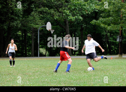 Abholung Fußballspiel in East Rock Park an einem Sonntag. Stockfoto