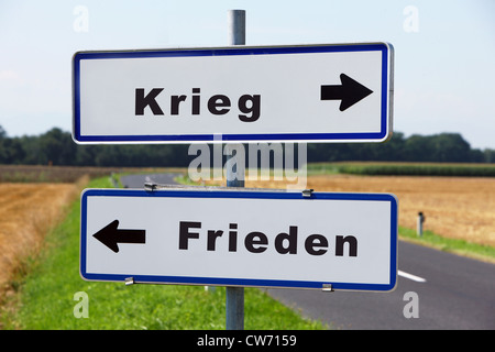 Verkehrsschilder Krieg - Frieden, Krieg - Frieden Stockfoto