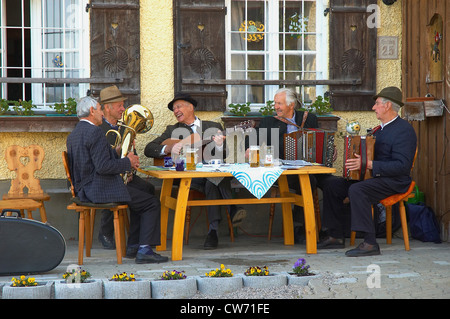 Stammtisch von einer Bande von älteren Musikern vor einer Taverne Stockfoto