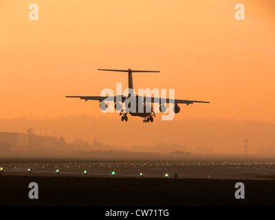 Flugzeug nähert sich für eine Landung in der Dämmerung Stockfoto
