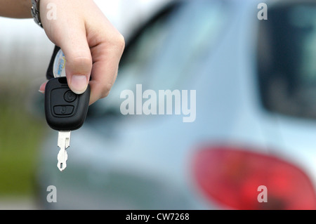 Hand, die eine elektronische Fahrzeugschlüssel Stockfoto