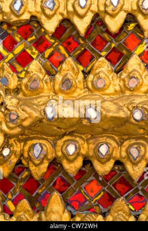 Makro-Detail von einer traditionellen Thai-Stil Mosaik im Grand Palace Bangkok zeigt ein Detail der typische traditionelle bunte thailändische Architektur, Thailand, Bangkok Stockfoto