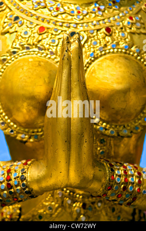 Golden Thai Skulptur im Grand Palace zeigt eine typische Handbewegung in buddhistischen, Thailand, Bangkok Stockfoto