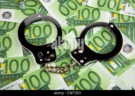 Euro-Banknoten und Handschellen Stockfoto