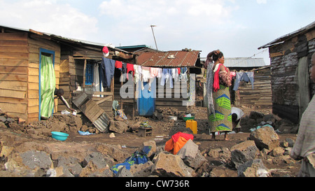 Frau Aufhängen von Wäsche in den Slums der Stadt Goma, genannt den "verbrannt Viertel" ("quartier Brul') da Feuer regelmäßig in dem viele Häuser durch den Einsatz von Öllampen und Kerzen, Republik Kongo, Nord-Kivu, Quartier Brul, Goma brennen ausbricht nieder Stockfoto