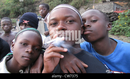 Jugendliche, die das Rauchen von Zigaretten in der Nähe des Hafens von Goma, Republik Kongo, Nord-Kivu Goma Stockfoto