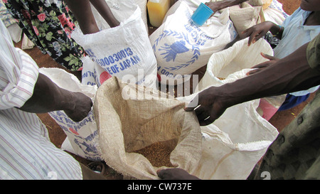 Lager für Vertriebene in Nord-Uganda um Gulu, nicht-Regierungs-Organisation "Norwegian Refugee Council" vertreibt Essensrationen für das UN World Food Programme für Senioren und Hancicapped Menschen, Taschen mit Mais, Gulu, Uganda, Gulu Stockfoto