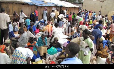 Flüchtlingslager für intern Vertriebene in Nord-Uganda um Gulu, nicht-Regierungs-Organisation "Norwegian Refugee Council" verteilen Essensrationen für das UN World Food Programme für Senioren und Hancicapped Menschen, Taschen mit Mais und Uganda, Gulu Gulu Stockfoto