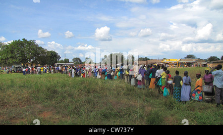 Flüchtlingslager für intern Vertriebene in Nord-Uganda um Gulu, nicht-Regierungs-Organisation "Norwegian Refugee Council" vertreibt Essensrationen für das UN World Food Programme für Senioren und Hancicapped Menschen, Menschen stehen Schlange u, Gulu, Uganda, Gulu Stockfoto