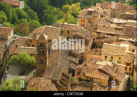 Blick über die Dächer eines malerischen Dorfes, Frankreich, Provence-Alpes-C Te d ' Azur Moustiers-Sainte-Marie Stockfoto