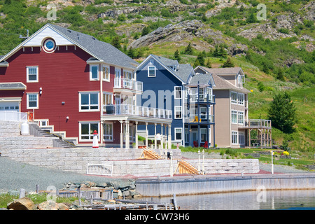 Moderne Mehrfamilienhäuser oder Eigentumswohnungen in einem ländlichen Waterfront-Gebietsschema. Stockfoto