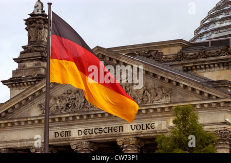 Deutsche Flagge vor dem Reichstag "Dem Deutschen Volke", Deutschland, Berlin Stockfoto